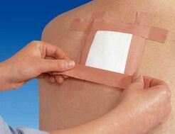 Usando um adesivo terapêutico para dores nas costas