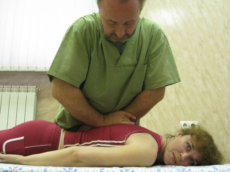Uma mulher faz um curso de massagem para eliminar a osteocondrose torácica